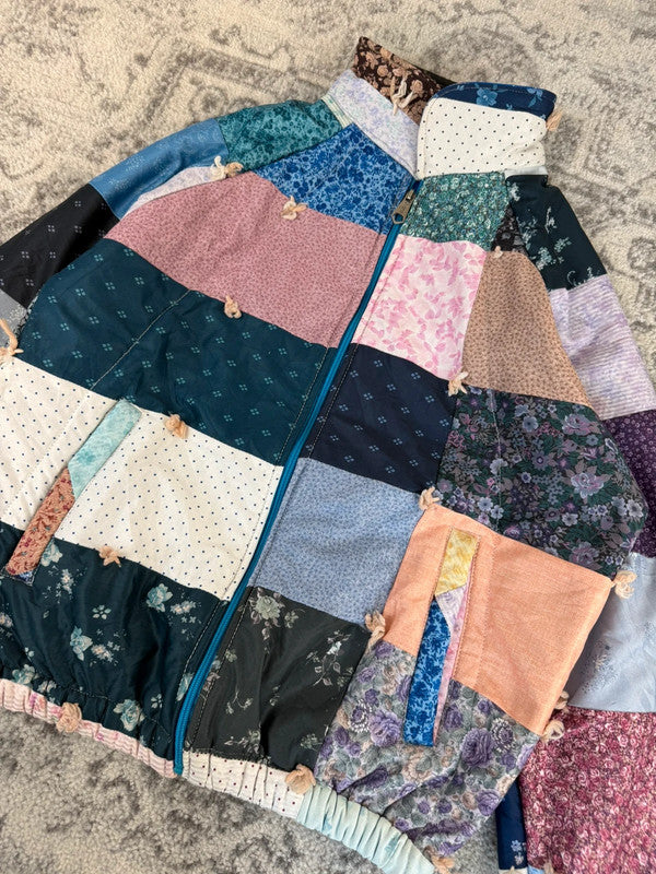 Veste en quilt crop style sportswear design unique vintage fait main upcyclé retravaillé n•661