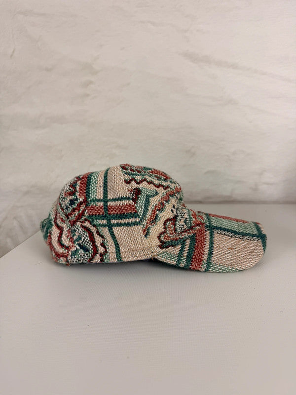 Casquette en tapisserie design unique fait main upcyclé retravaillé et tissé taille unique n•1007