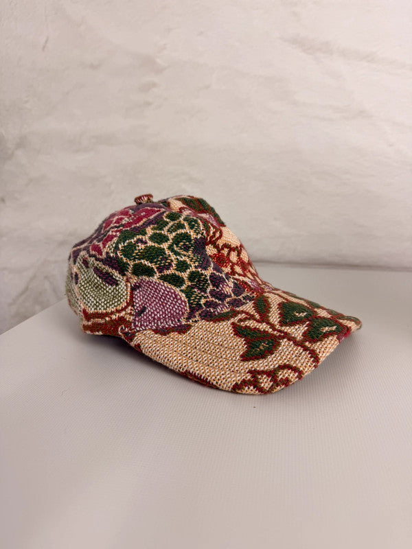 Casquette en tapisserie design unique fait main upcyclé retravaillé et tissé taille unique n•958