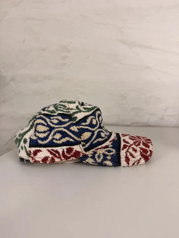 Casquette en tapisserie design unique fait main upcyclé retravaillé et tissé taille unique n•997