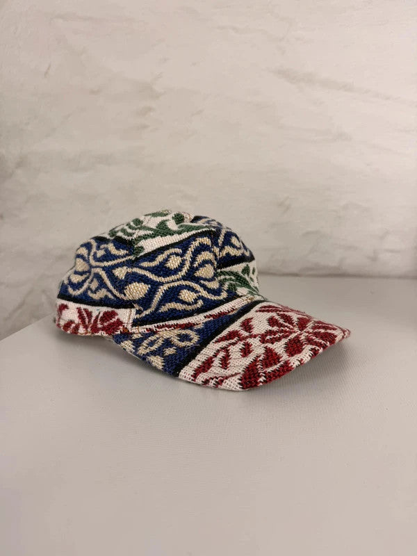 Casquette en tapisserie design unique fait main upcyclé retravaillé et tissé taille unique n•997