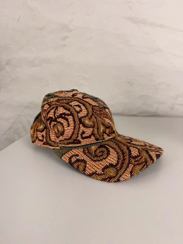 Casquette en tapisserie design unique fait main upcyclé retravaillé et tissé taille unique n•1002
