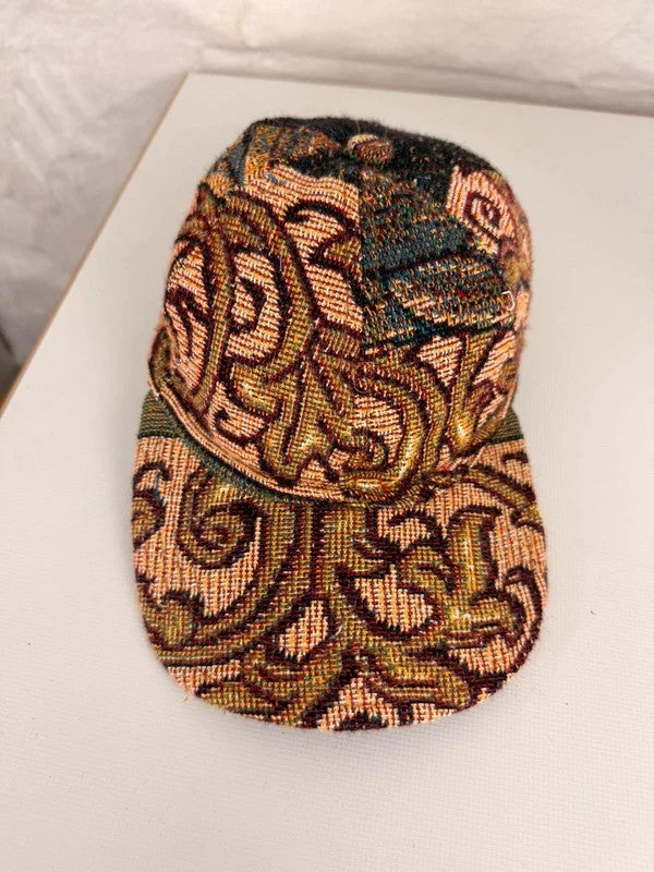 Casquette en tapisserie design unique fait main upcyclé retravaillé et tissé taille unique n•1002