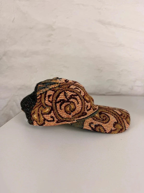 Casquette en tapisserie design unique fait main upcyclé retravaillé et tissé taille unique n•1002