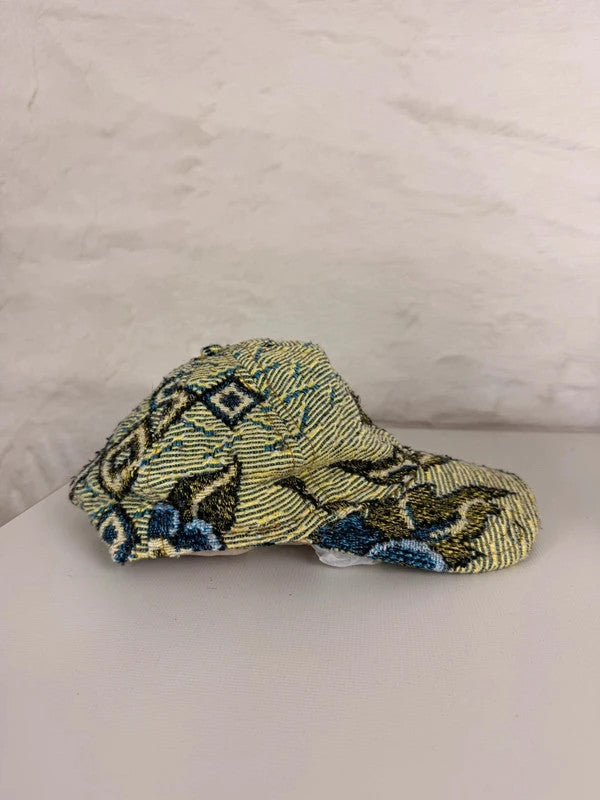 Casquette en tapisserie design unique fait main upcyclé retravaillé et tissé taille unique  n•1005