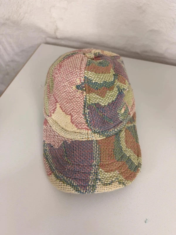 Casquette en tapisserie design unique fait main upcyclé retravaillé et tissé taille unique n•1008