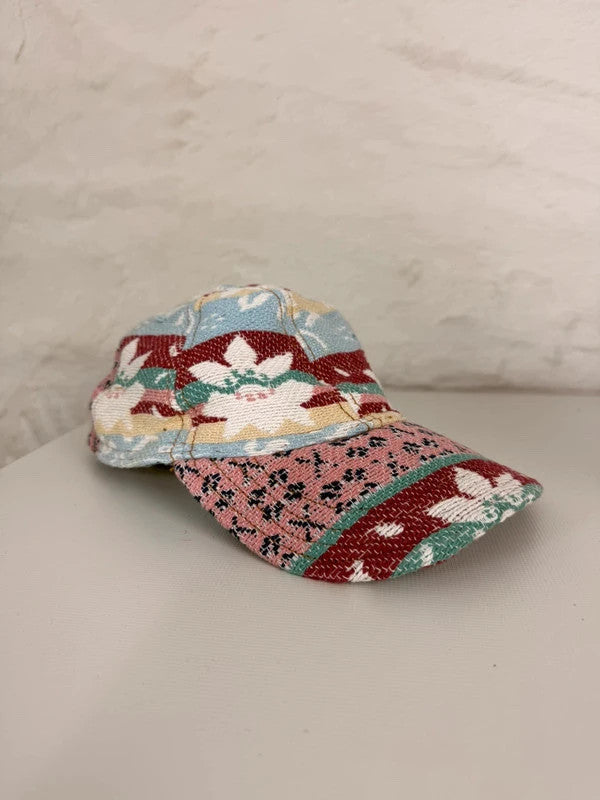 Casquette en tapisserie design unique fait main upcyclé retravaillé et tissé taille unique n•1010