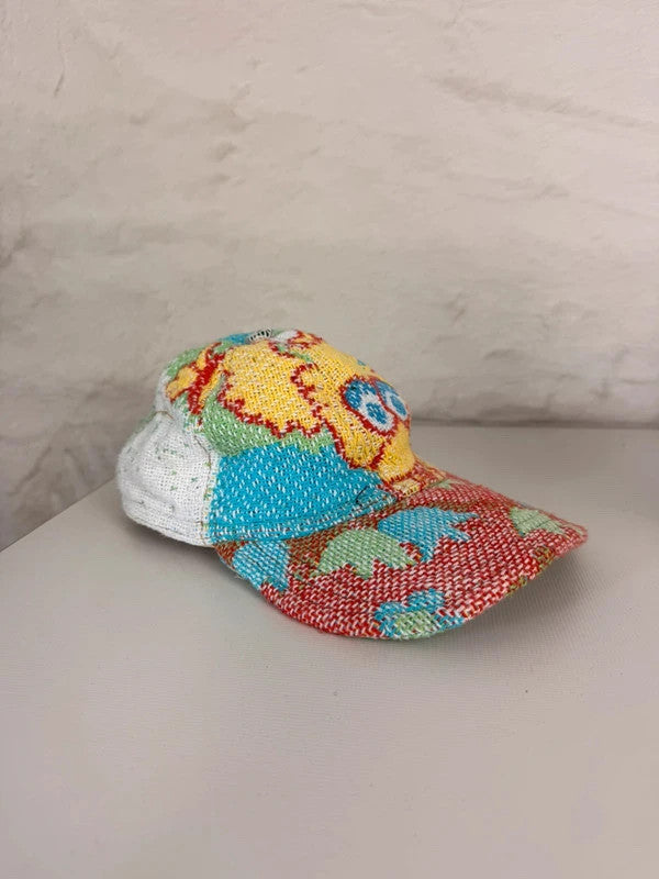 Casquette en tapisserie design unique fait main upcyclé retravaillé et tissé taille unique n•1012