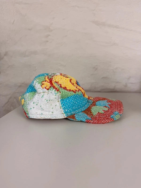 Casquette en tapisserie design unique fait main upcyclé retravaillé et tissé taille unique n•1012