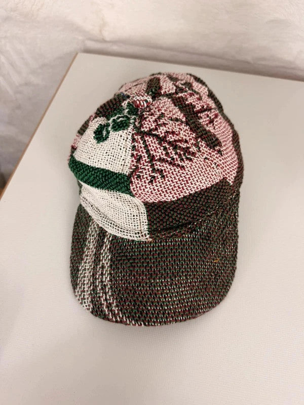 Casquette en tapisserie design unique fait main upcyclé retravaillé et tissé taille unique n•1015