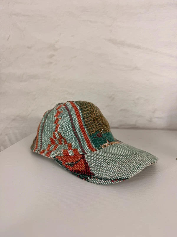 Casquette en tapisserie design unique fait main upcyclé retravaillé et tissé taille unique n•1020
