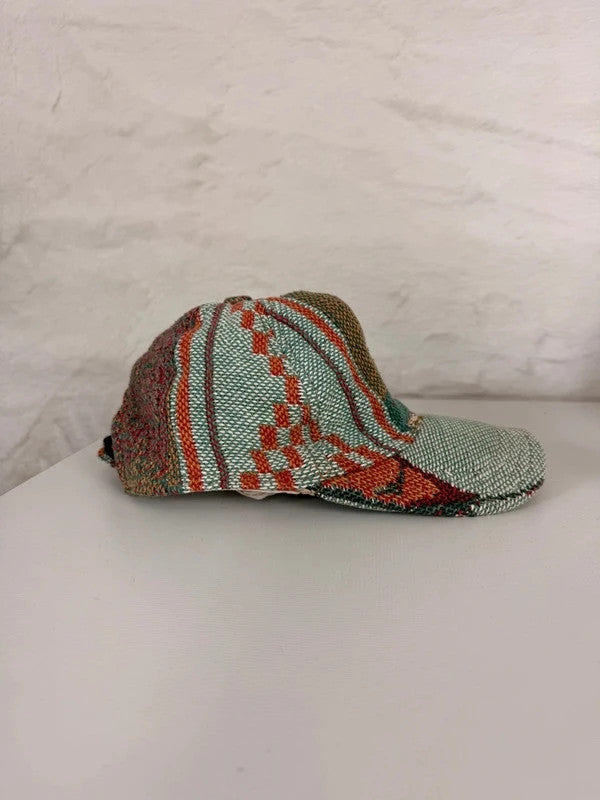 Casquette en tapisserie design unique fait main upcyclé retravaillé et tissé taille unique n•1020