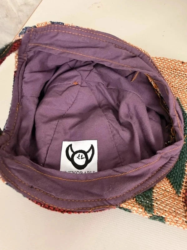 Casquette en tapisserie design unique fait main upcyclé retravaillé et tissé taille unique n•1029