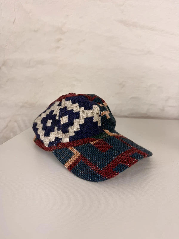 Casquette en tapisserie design unique fait main upcyclé retravaillé et tissé taille unique n•1036